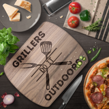 Grillers_Do_It_Outdoors_Wood_Cutting_Boa_Dark_Rounded_H_Lifestyle_Mockup.png